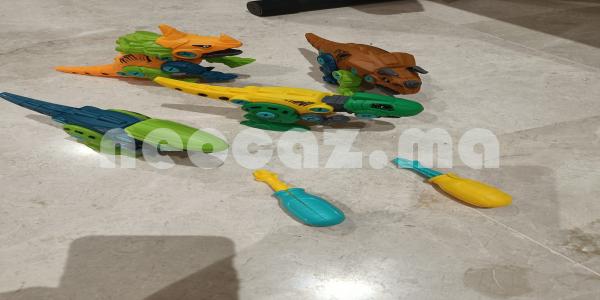 4 dinosaures à démonter et remonter + 2 tournevis